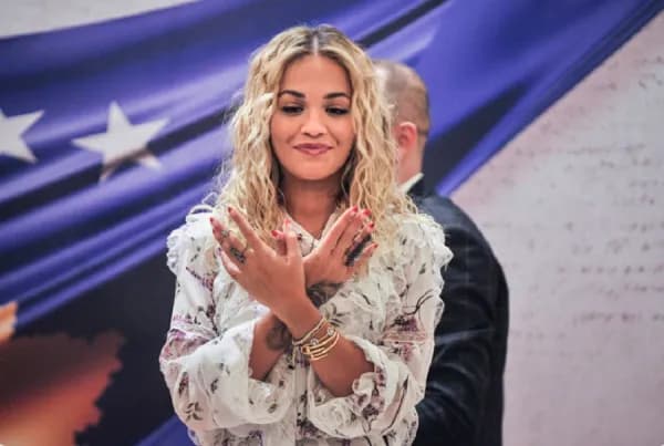 Rita Ora shpërndan momentin kur Justina Shiroka-Pula betohet si presidente