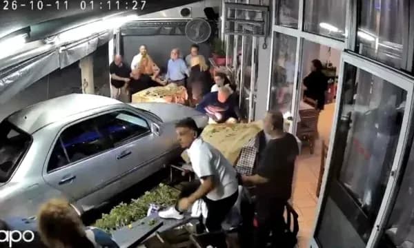“Na shpëtuan vazot e luleve…”, shqiptari u fut me makinë në restorantin në Selanik, pas testeve rezulton i dehur