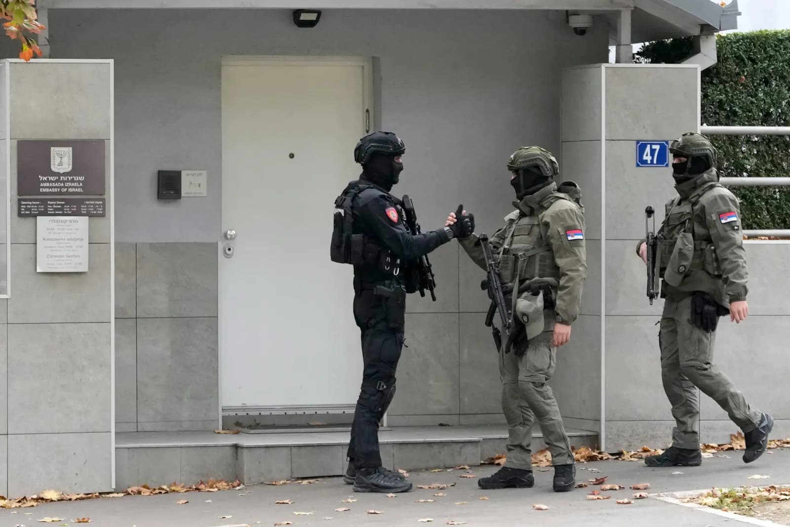 Sulm jashtë Ambasadës së Izraelit në Beograd, policia serbe vret sulmuesin