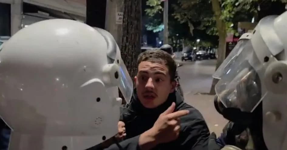 I riu humb ndjenjat pasi u thotë efektivëve se nuk ishte protestues