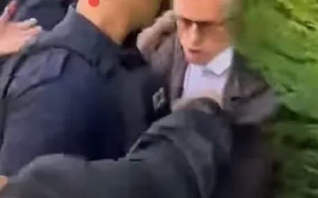 Eskalon situata në protestën para Kuvendit, Besnik Bislimi kapet me forcë nga protestuesit