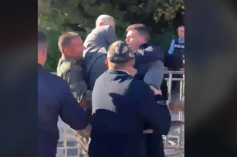 Deputeti që u kthye dhunshëm prapa në Kuvend nga protestuesit është vëllai i dëshmorit Njazi Rexhepi