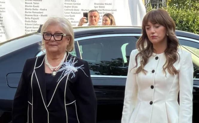 Presidentja e re arrin për inaugurim, pritet nga Albulena Haxhiu