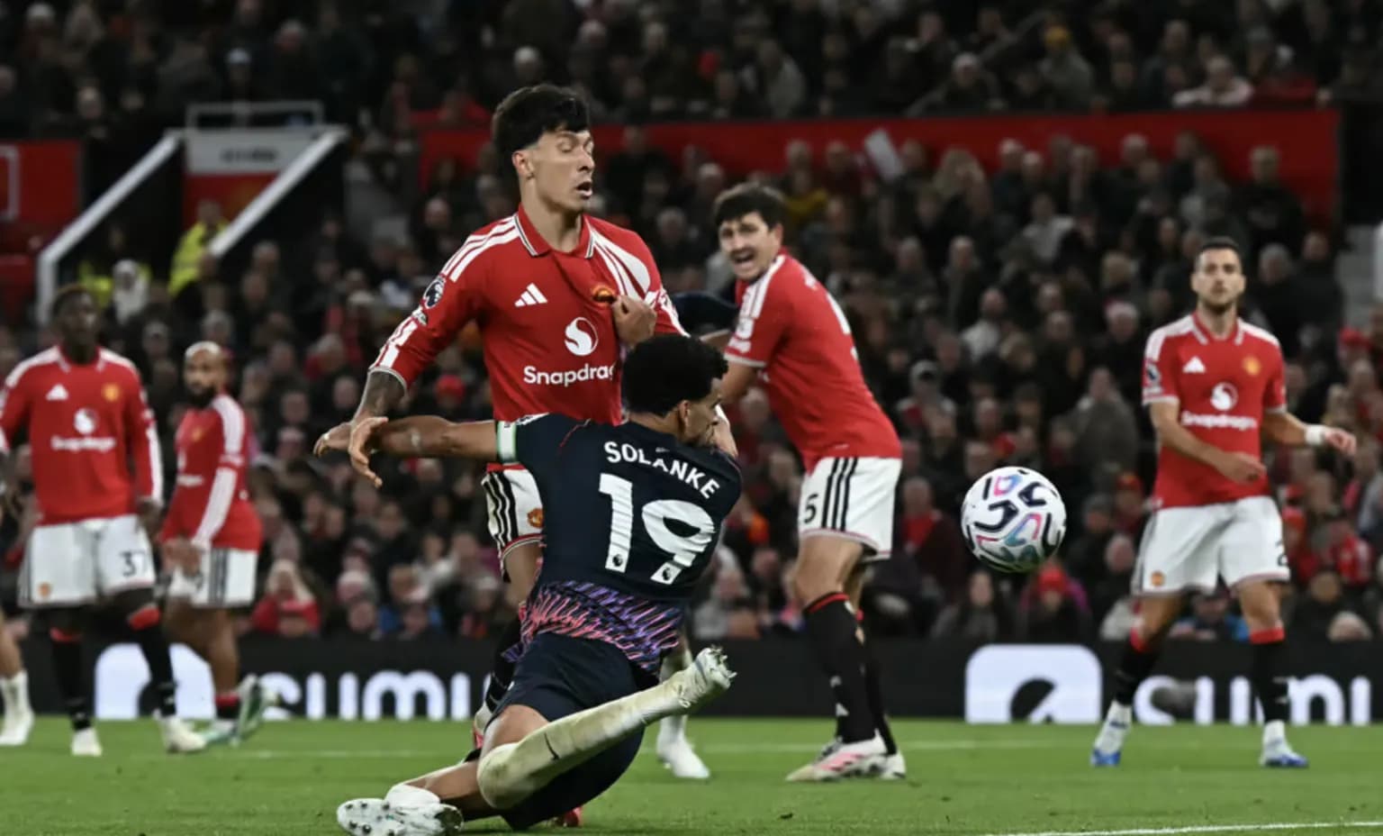 Tottenhami me 10 lojtarë ia merr një pikë Manchester Unitedit