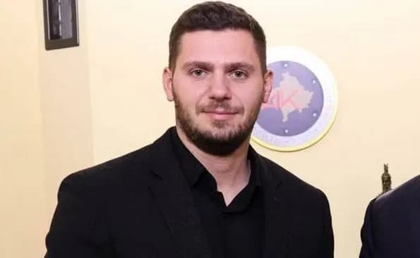 “Radio Policia”, Xhemaili akuzon pushtetin: Po sulmohen mediat ekzistuese për t’u hapur ato të kontrolluara nga zyra e Sveçlës