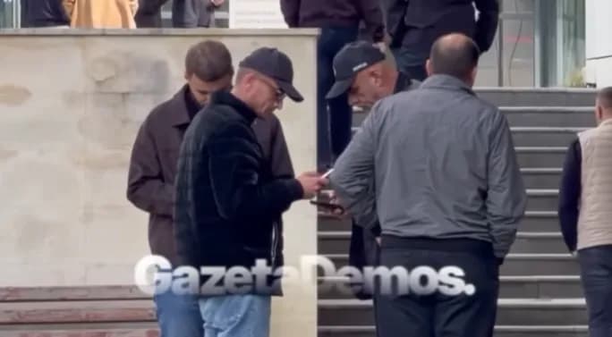 Pas pak nis seanca, familjarët e Gani Gecit shihen në oborrin e Gjykatës