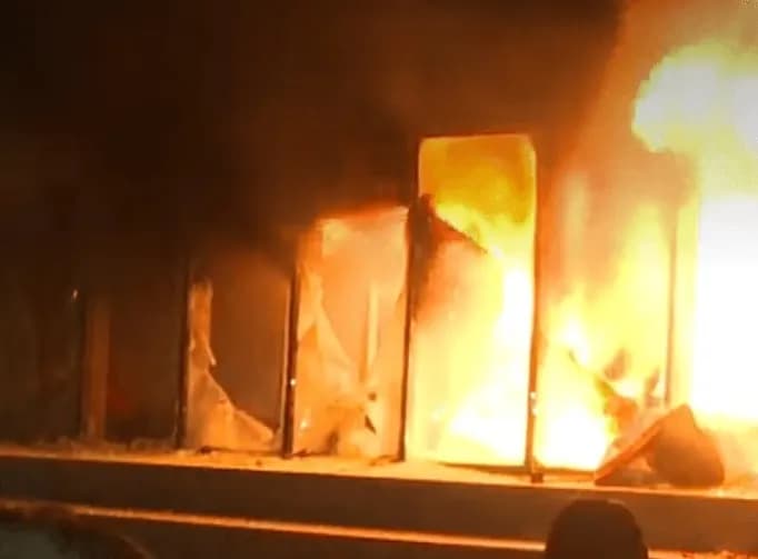 Protestuesit i vënë flakën edhe Ministrisë së Drejtësisë në Tiranë