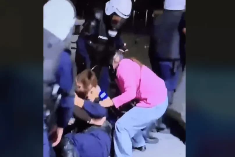 Përshkallëzohen protestat në Tiranë: Efektivi i policisë mbetet i shtrirë në tokë mes përplasjeve të dhunshme