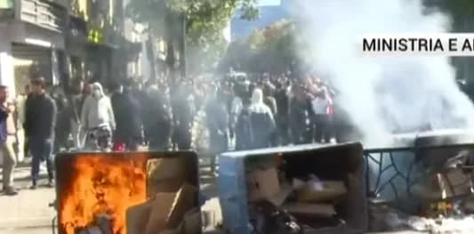 Tensionohet edhe sot situata para Ministrisë së Arsimit në Tiranë, protestuesit u vënë flakën koshave të mbeturinave