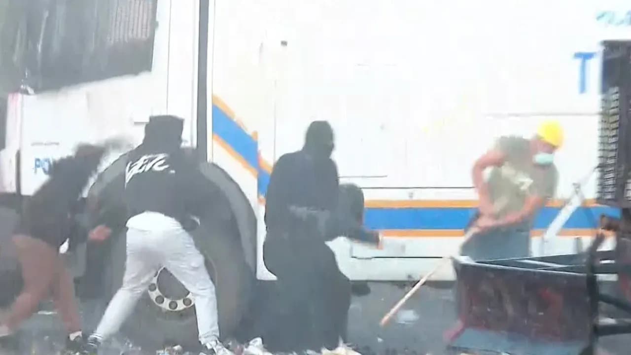Qendra kthehet në shesh lufte, protestuesit sulmojnë autobotët me molotovë