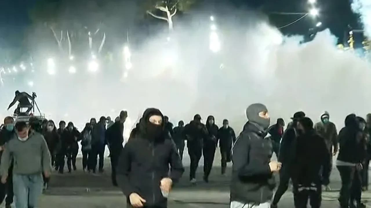 Vërshojnë molotovët drejt autoboteve, policët i përgjigjen me ujë