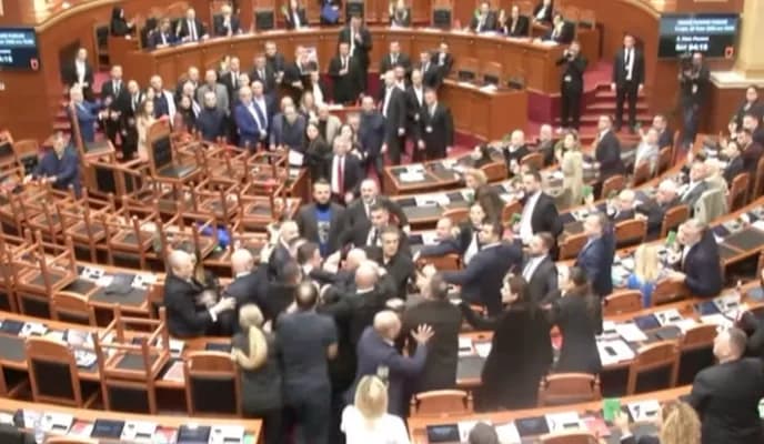 Përplasje fizike në Kuvendin e Shqipërisë, rrahen deputetët