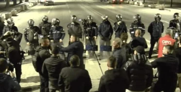 Tensione pranë Kryeministrisë në Tiranë, policia përdor spraj me piper dhe ndërhyn me autobot