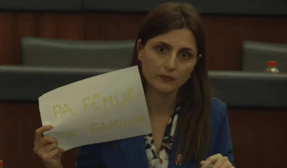 “Ku e çoni ju këtë grua?” – Janina Ymeri ngrihet në këmbë në Kuvend, kërkon përgjegjësi pas vrasjes në Pejë