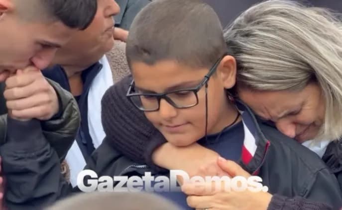 Djali i Arlinda Zekajt merr pjesë në varrimin e nënës
