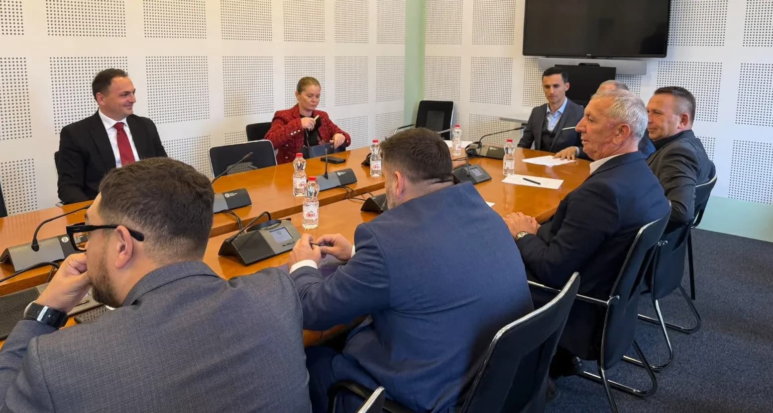 Petrit Ajeti raporton para Komisionit për Mbikëqyrjen e AKI-së