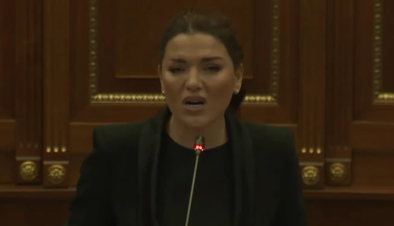 Burri ia mori jetën, Llalloshi e emocionuar përmend rastin e kushërirës së saj në Kuvend