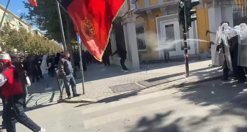 Tensione pranë Ministrisë së Arsimit, hidhet gaz lotsjellës ndaj protestuesve