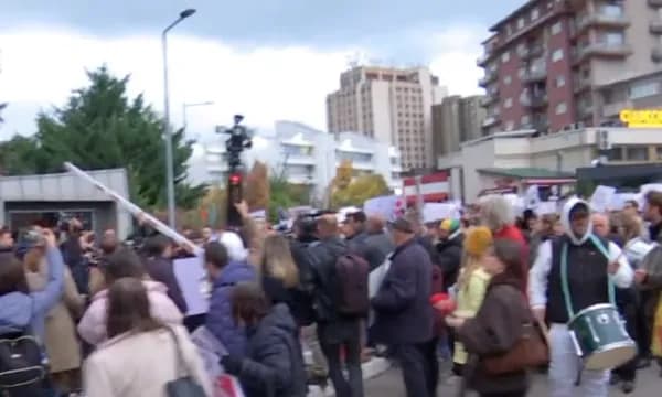 Thyhen rampat tek hyrja e Ministrisë së Drejtësisë, protestuesit futen brenda oborrit dhe kërkojnë dorëheqjen e Gërvallës