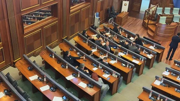 Përfundon seanca e jashtëzakonshme, deputetët e PDK-së dhe Aleancës mbesin në sallë