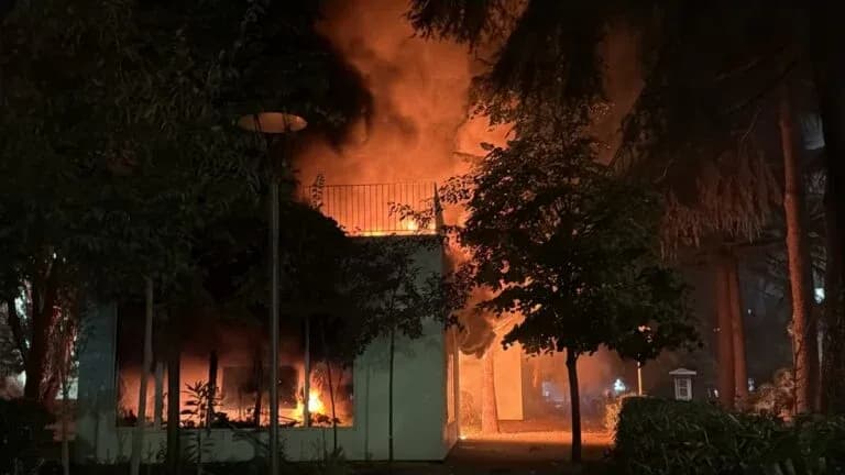 Tirana në kaos, protestuesit sulmojnë ministritë, Kryeministrinë, Piramidën, një qendër tregtare dhe bizneset, përplasje nëpër rrugë me policinë