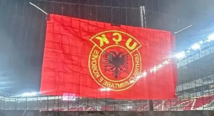 Flamuri i UÇK-së vendoset në stadiumin "Nagyerdei Stadion"