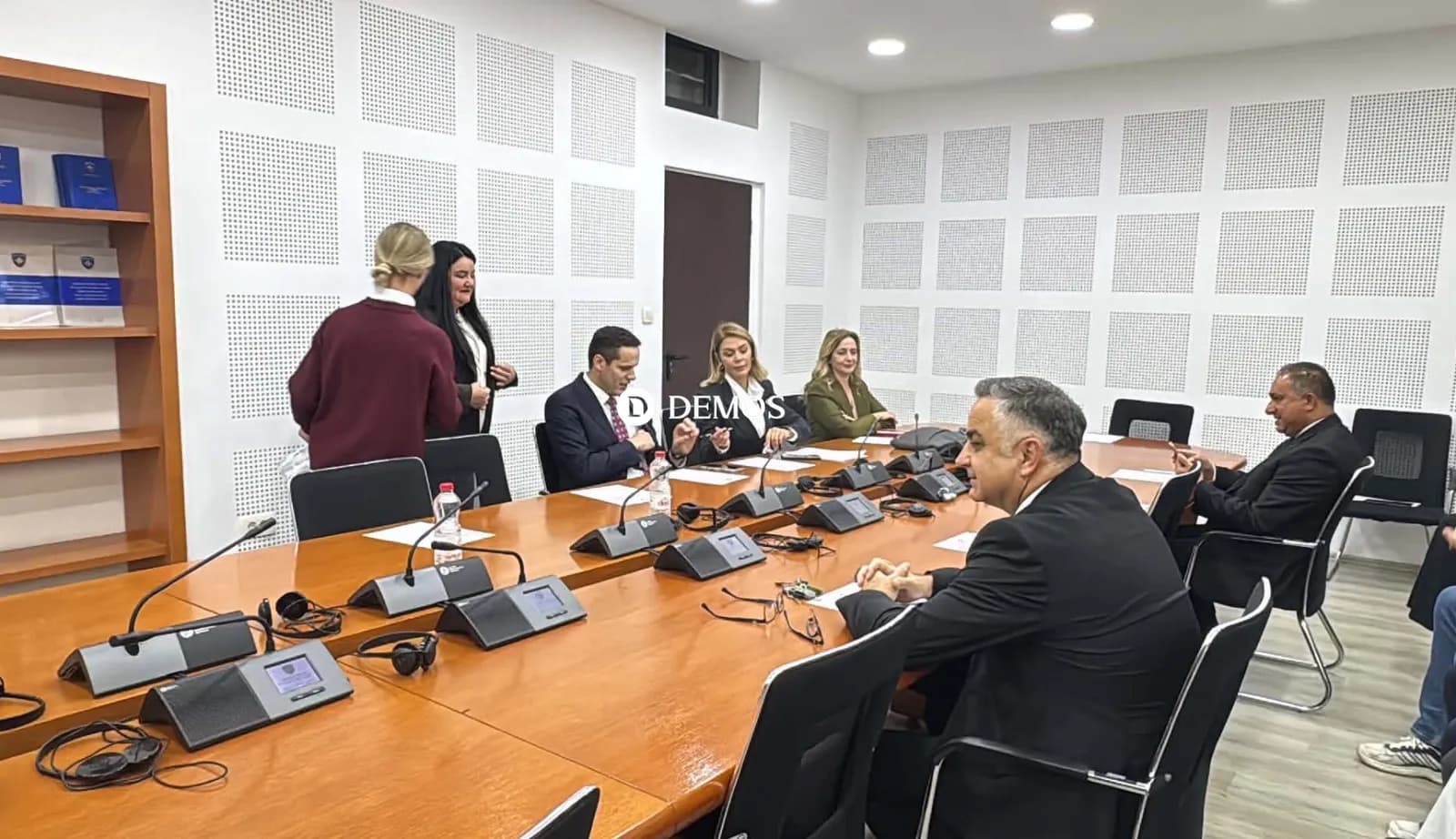 Vonohet mbledhja e Komisionit për Legjislacion, Qorolli: T’i presim deputetët nga jashtë