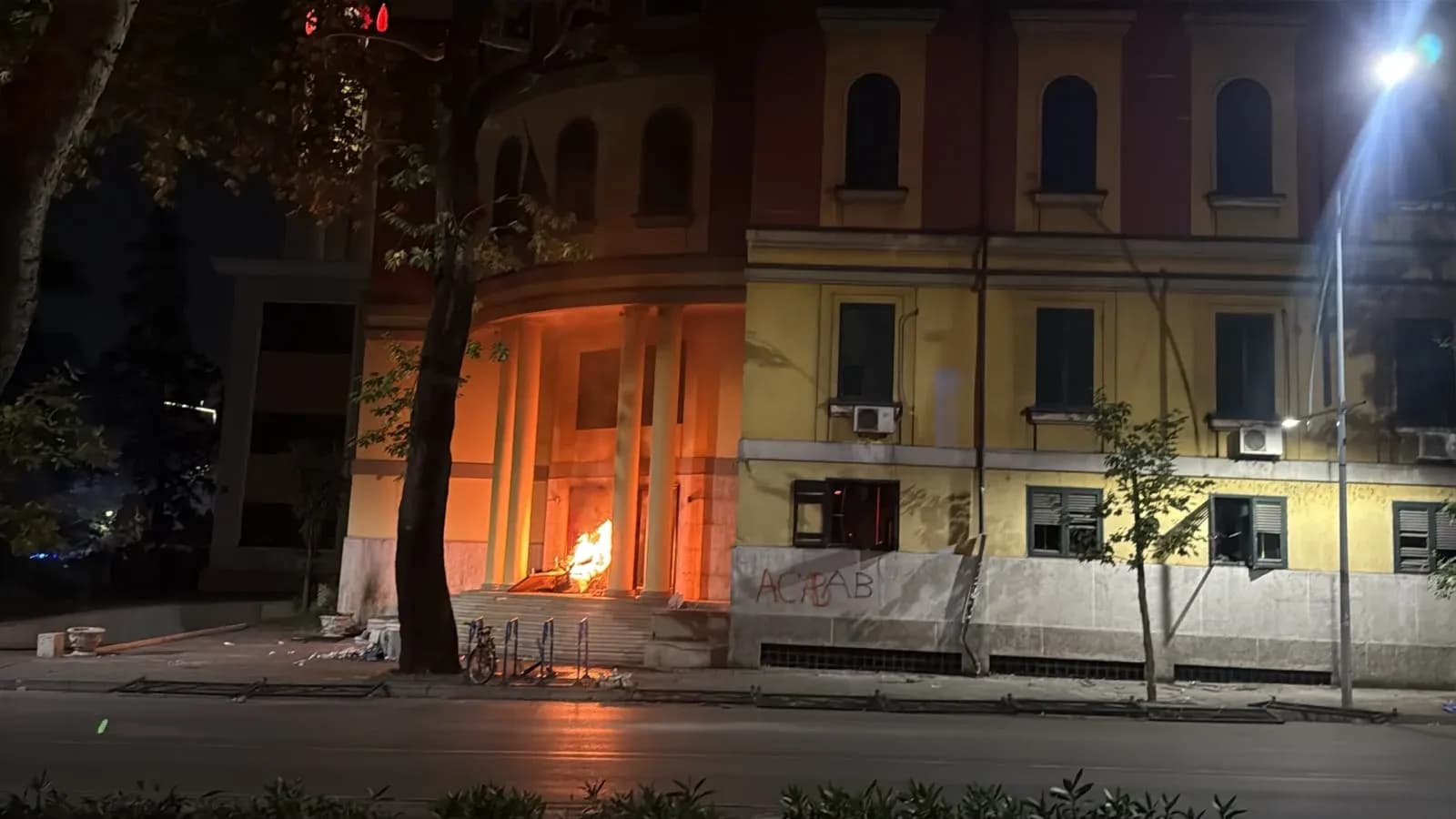 Dhuna nuk ndalet, protestuesit arrijnë të hyjnë në Ministrinë e Financave, thyhen edhe xhamat e KQZ