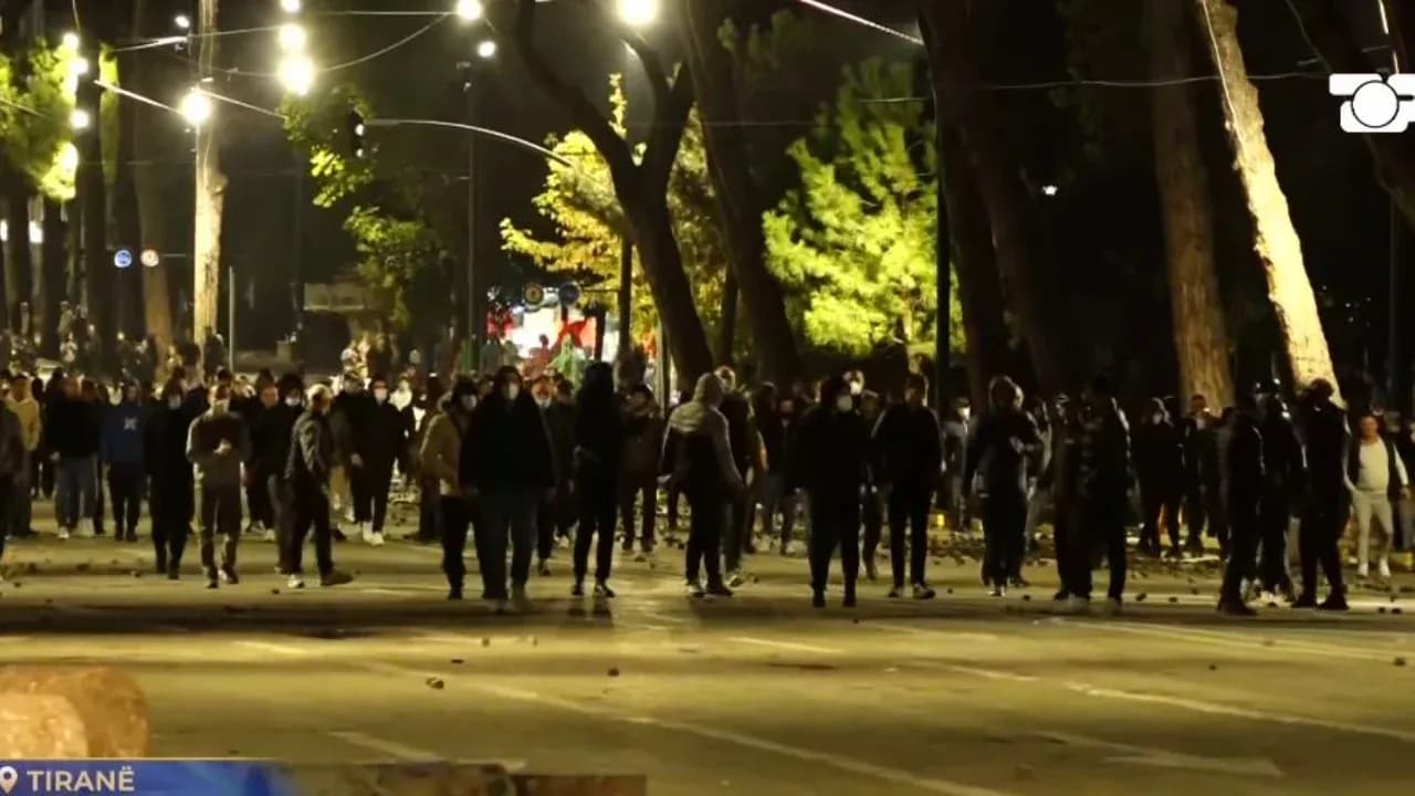 Protestuesit rikthehen në bulevard, nisin me “breshërinë” e gurëve