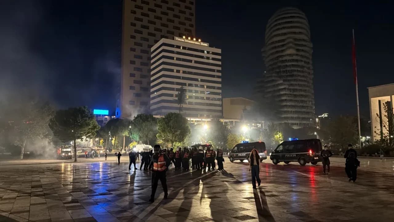 Ishte i dehur, qytetari gjendet i shtrirë në sheshin Skënderbej. Afrohet policia dhe qytetarët i vijnë në ndihmë