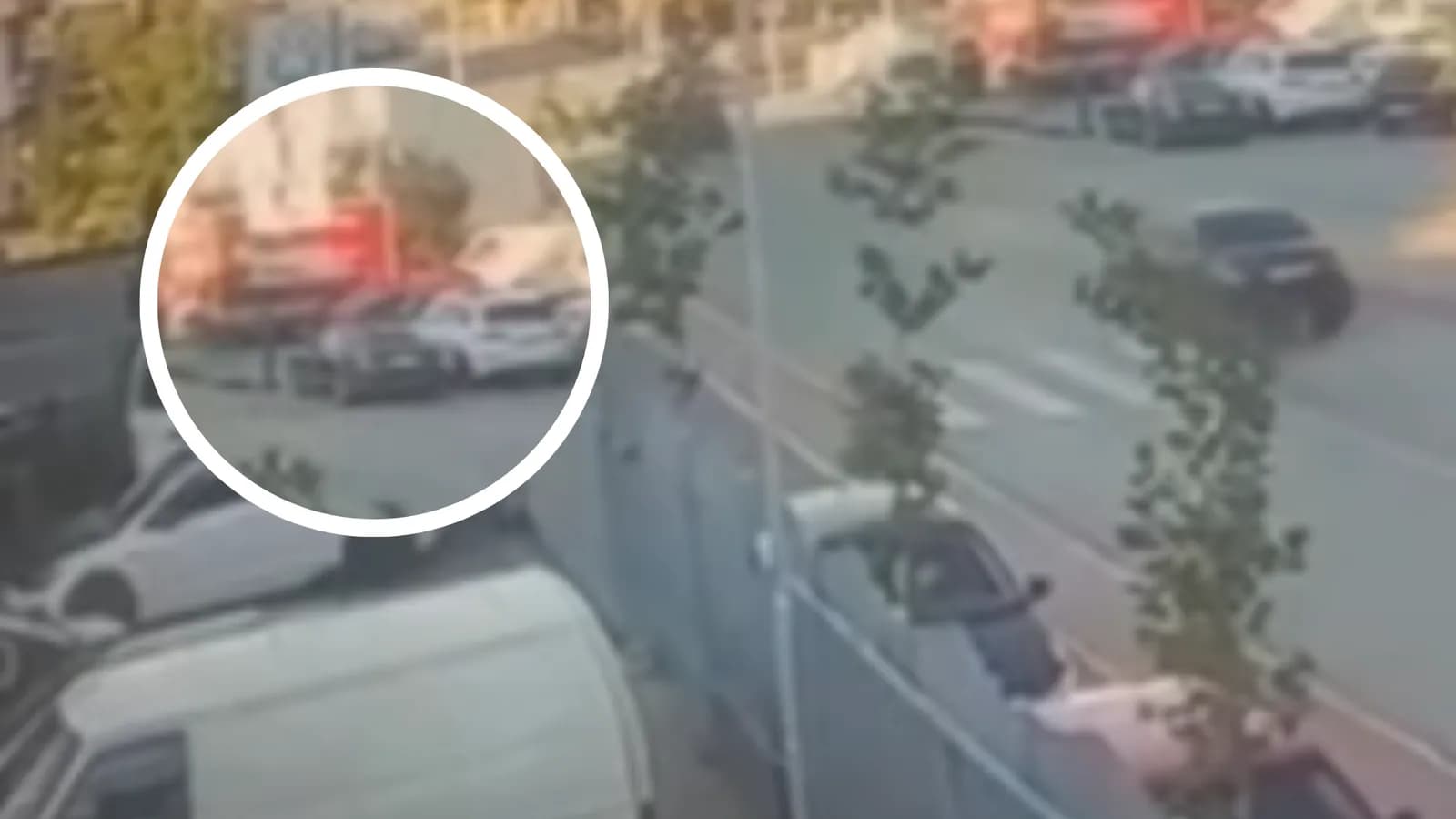 Pamje të frikshme nga aksidenti me fatalitet në Podujevë: Momenti kur shoferi i kamionit humb drejtimin dhe godet veturat