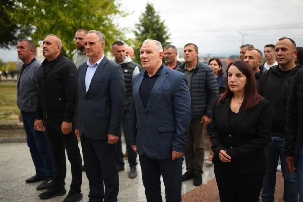 “Epopeja e UÇK-së”, Shukri Buja bën homazhe pranë varreve të dëshmorëve në Ferizaj – kujton heronjët Arsim Zeqiri e Imri Ilazin