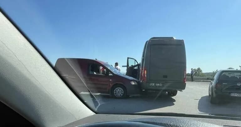 Aksident në Klinë, përfshihet një kombi i FSK-së