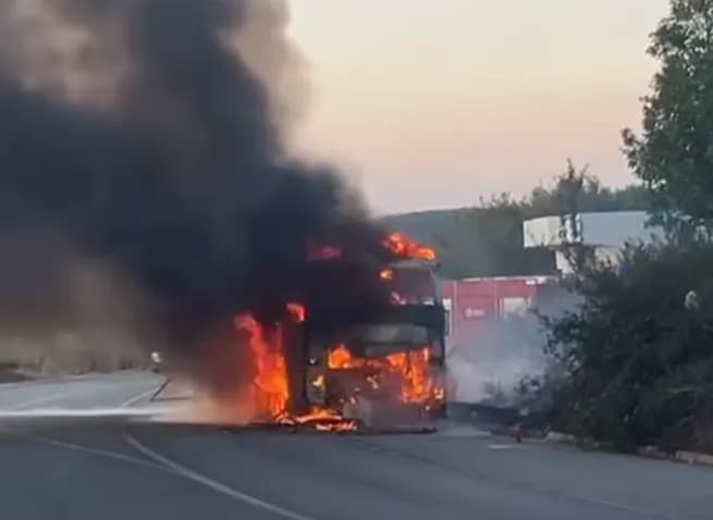 Bëhet ‘shkrumb e hi’ një autobus afër Komoranit