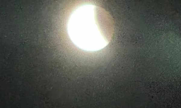 Eklipsi i rrallë hënor shihet edhe në Kosovë