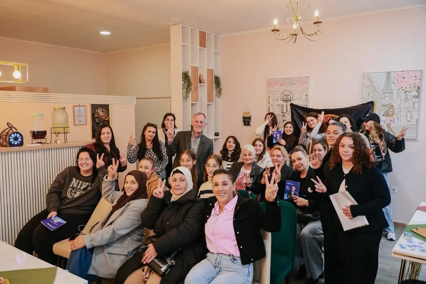 Besnik Osmani takohet me gratë në Fushë Kosovë: Do të krijojmë më shumë mundësi e mbështetje për to