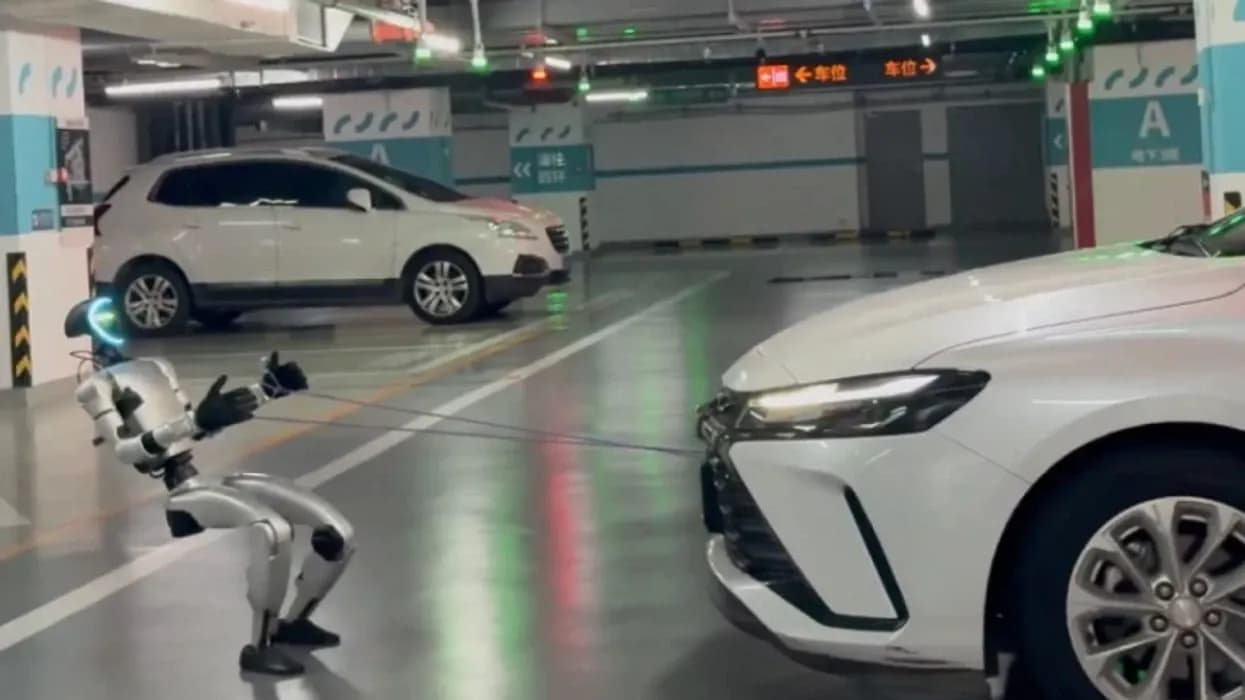 Ndodh edhe kjo: Roboti i vogël tërheq një veturë
