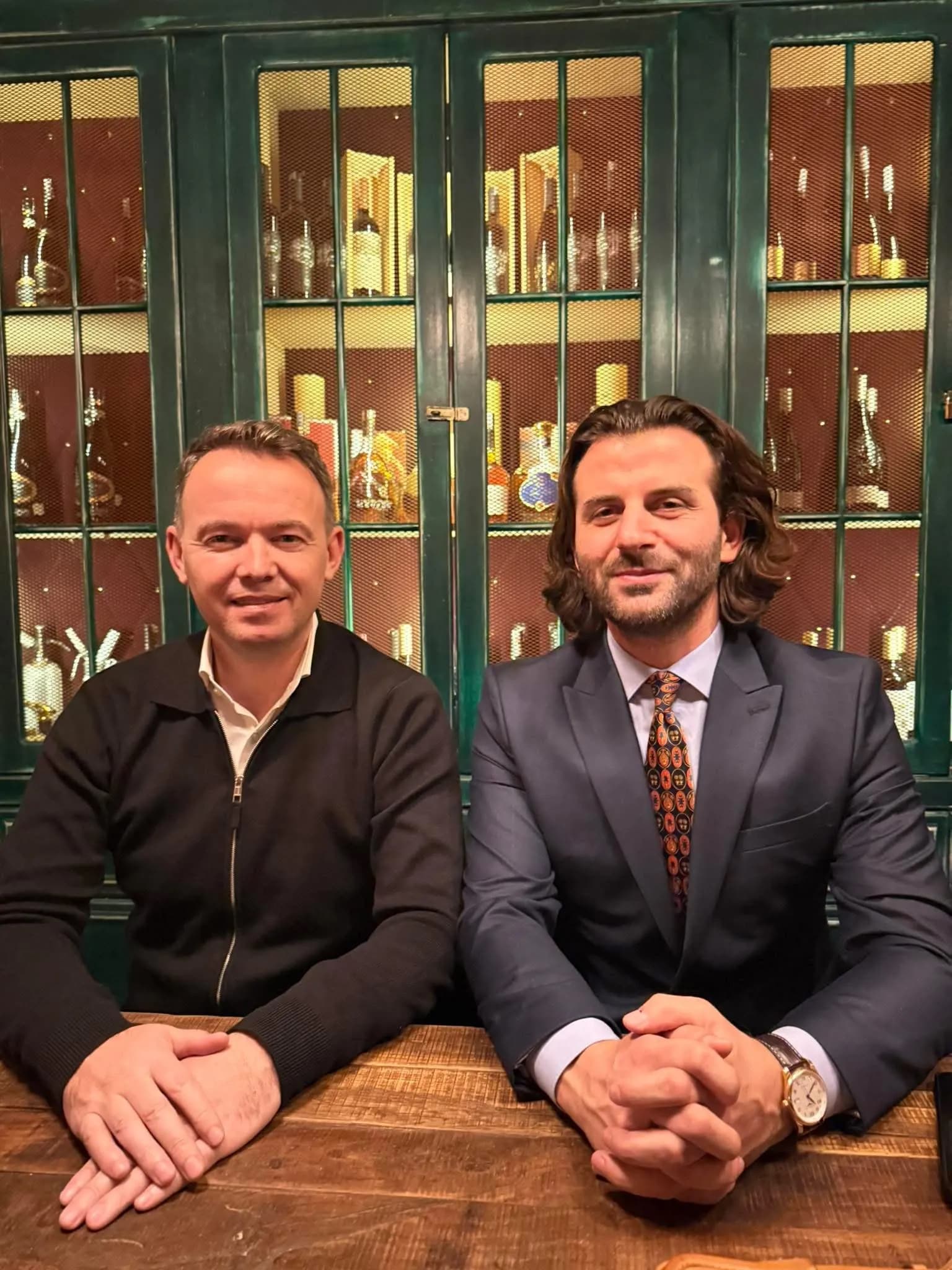 “Profesori që shkoklon hibrida nëpër studio” – Peci ‘krenohet’ për debatin me tone të ashpra mes Krakut e gazetarit Olluri