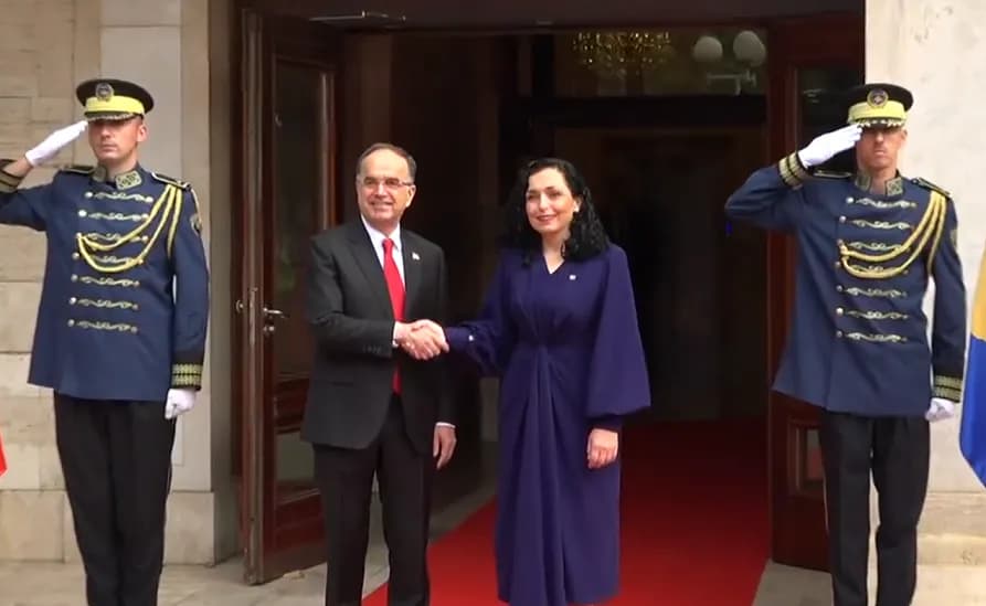 Osmani uron Shqipërinë për hapjen e kapitujve të negociatave me BE-në