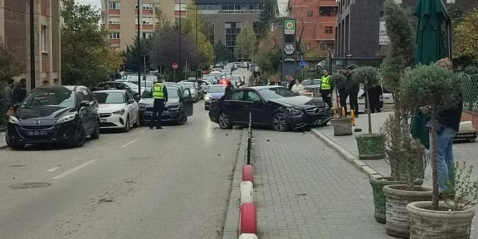 Aksident mes tri veturave në Aktash, dy të lënduar