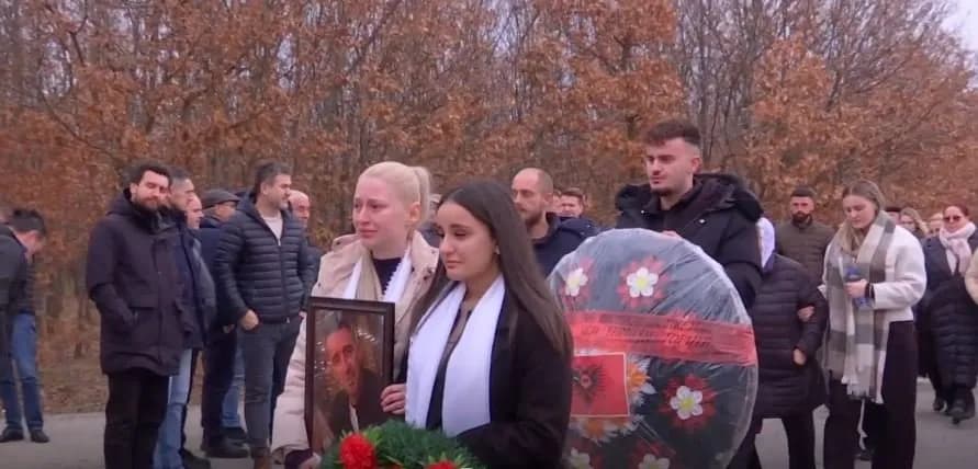 Lot dhe kujtime në varrimin e Behar Topillës