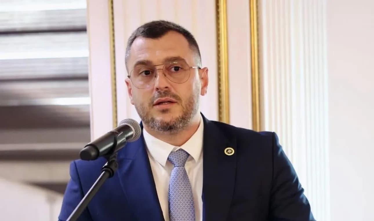 Krasniqi nga AAK pro koalicionit me VV-në: Të shmangen zgjedhjet e jashëzakonshme