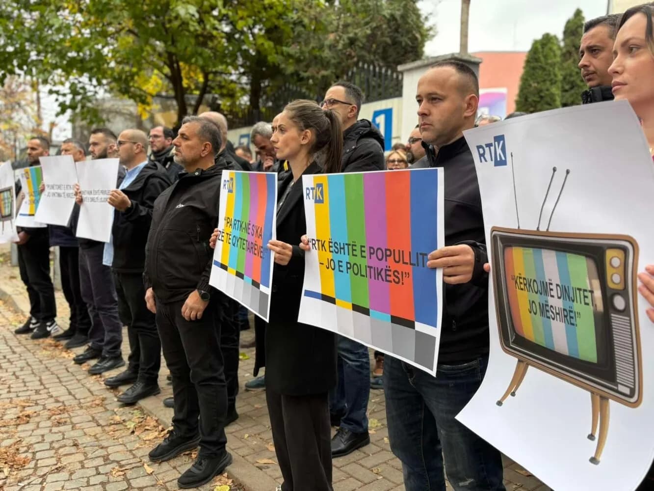 Punëtorët e RTK-së vazhdojnë grevën dy-orëshe