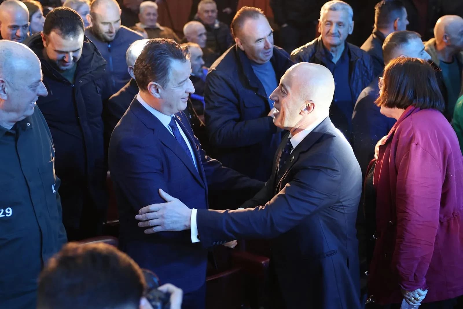 Istogu në këmbë për AAK-në, mbështetje masive për Arbër Tolajn: Nuk ndalemi, faleminderit nga zemra