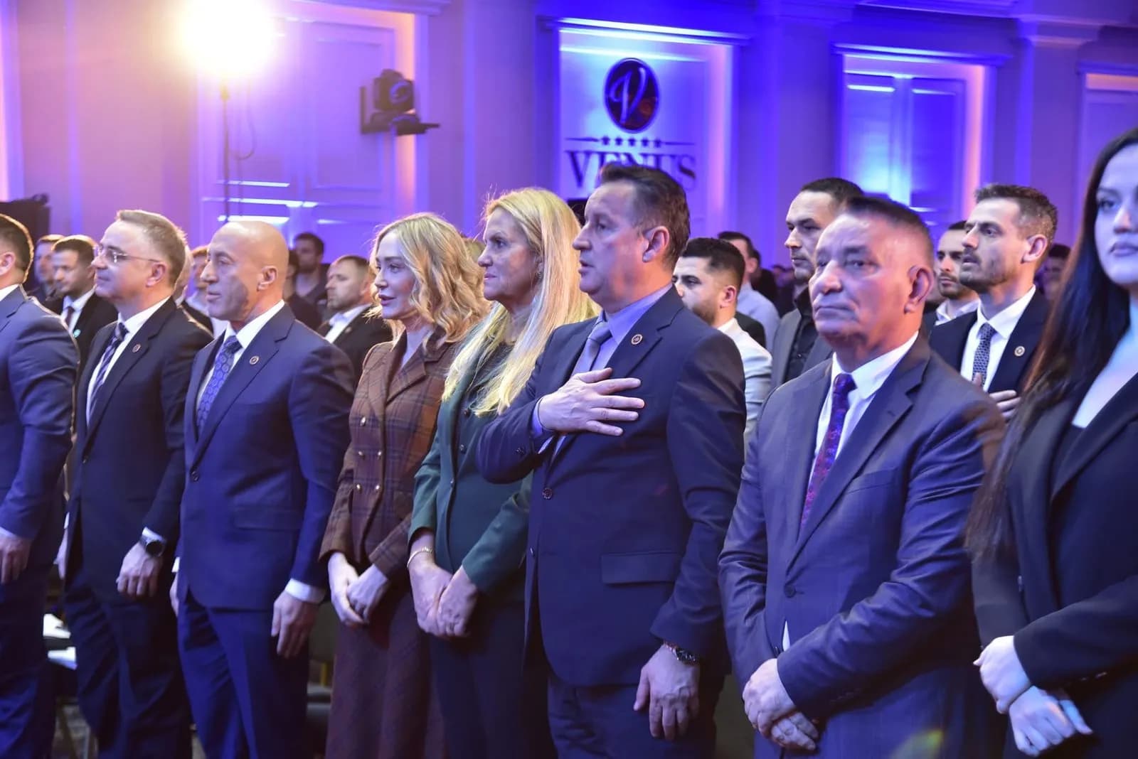 Pak orë drejt fitores, Arbër Tolaj në mesin e mijëra përkrahësve mbyll fushtën së bashku me AAK-në