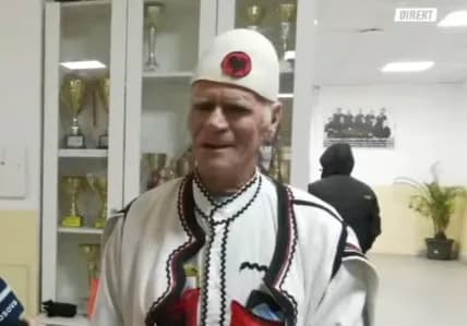 Me veshje kombëtare ia mësyn qendres së votimit