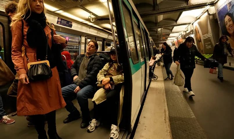 Theren me thikë tri gra në metrotë e Parisit
