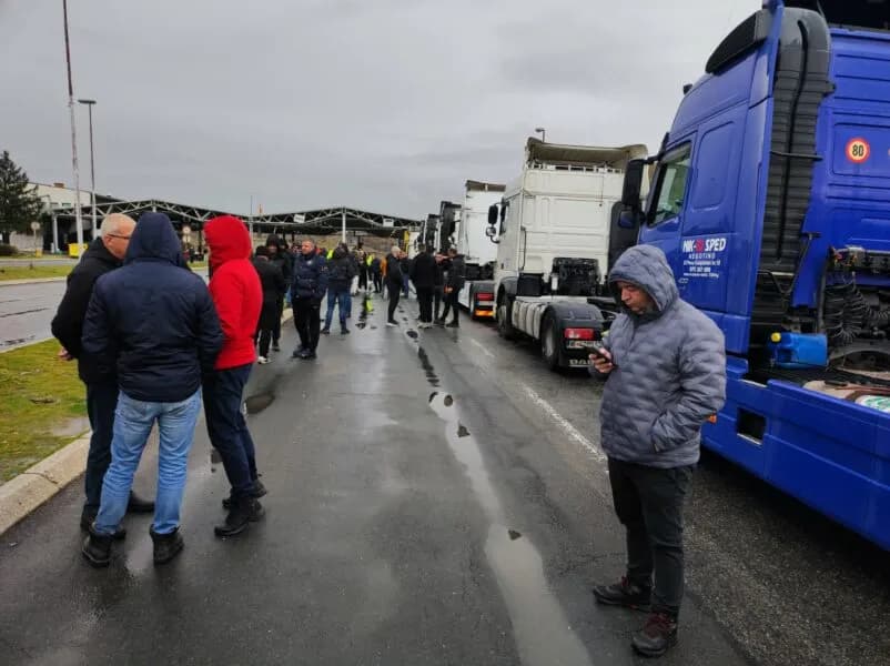 Transportuesit rajonalë bllokojnë kufijtë me BE-në (PAMJE)