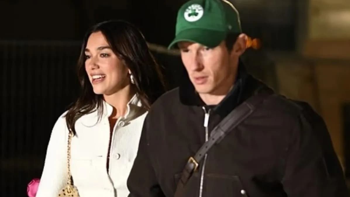 Dua Lipa “ndez” Parisin krah të të fejuarit
