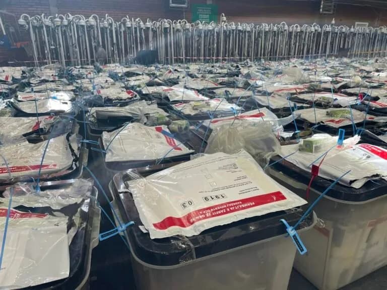 Ja kush po prin tek votat e mbetura me postë